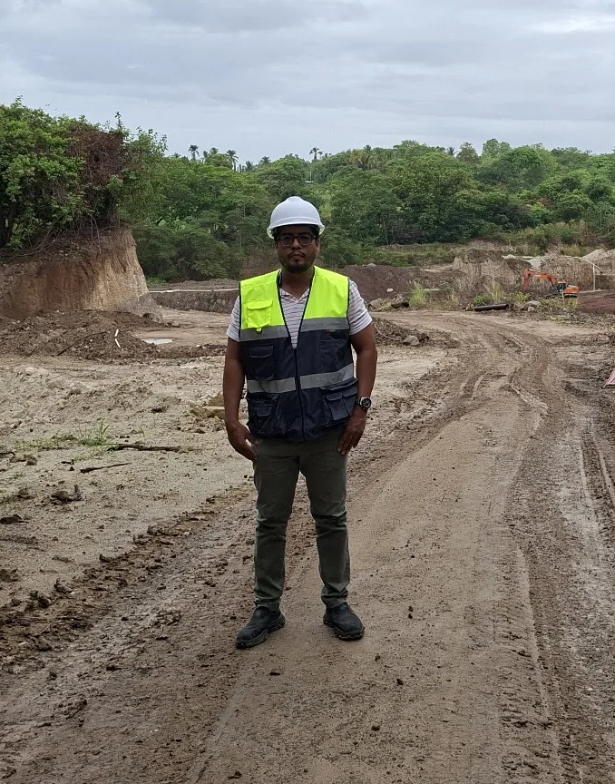 Ing. Abdiel E. Chiu en sitio, durante la supervisión de un movimiento de tierra en Panamá Oeste.